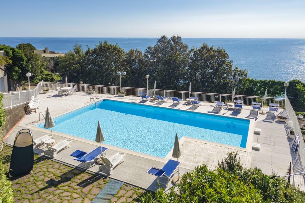 Casa Greta. Sea View ,Pool,Parking & Wifi Apartment Moneglia Luaran gambar